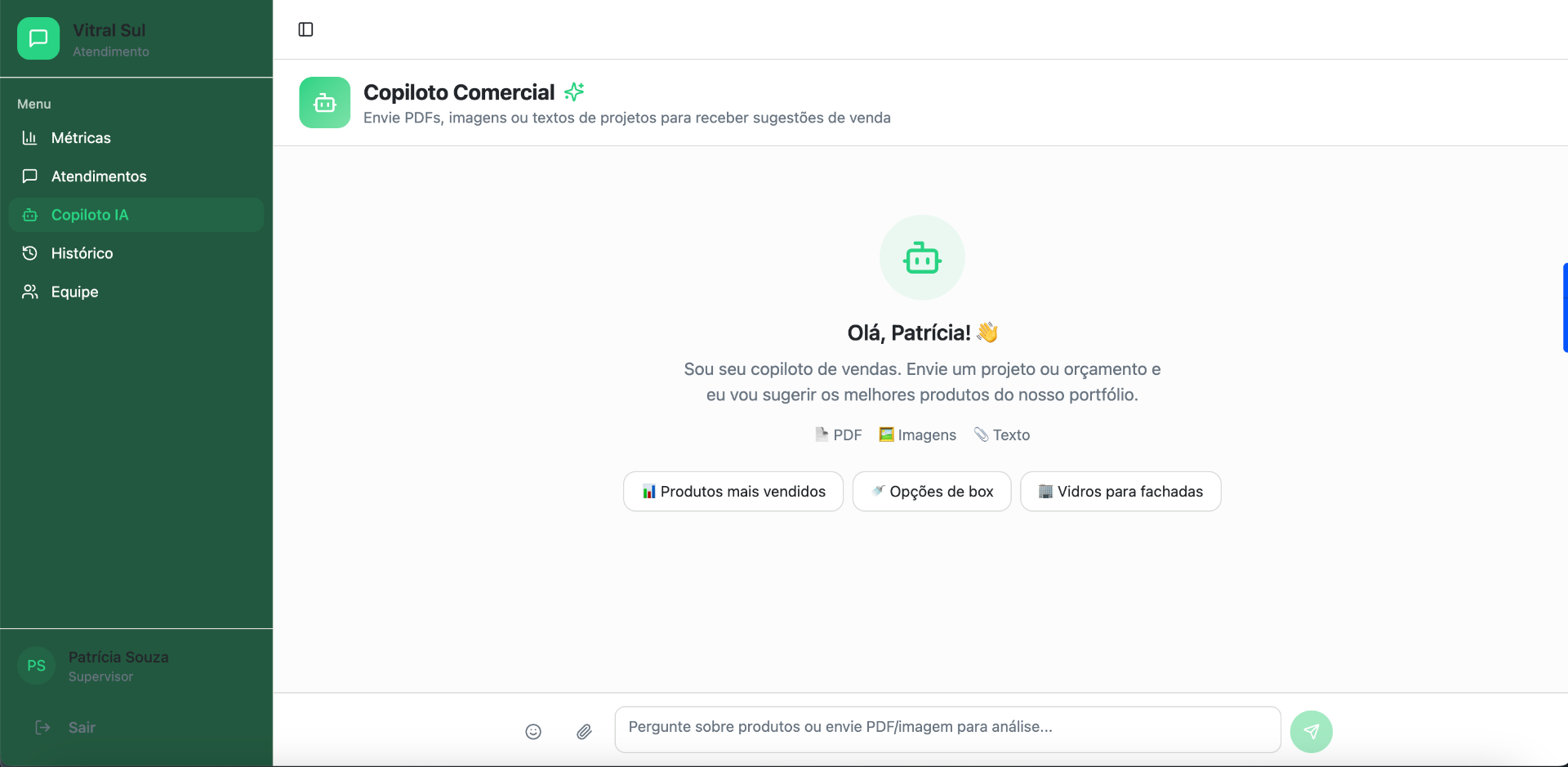 Interface de chat do Maverick com IA sugerindo respostas